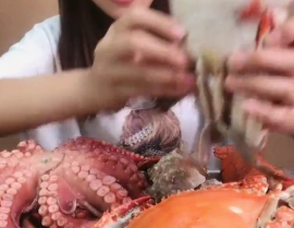 小姐姐吃小梭子蟹视频,小姐姐现场挑战小梭子蟹大餐