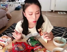 小姐姐吃零食的片,小姐姐的悠闲午后