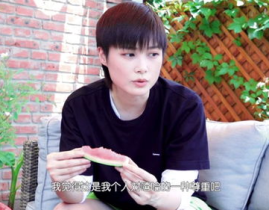 吃瓜的网瘾少女,揭秘网络世界的青春轨迹