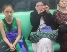 地铁里的小姐姐化妆视频,小姐姐教你轻松打造地铁妆容