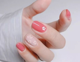 小姐姐街头做美甲贴片,小姐姐美甲贴片，点亮你的指尖魅力